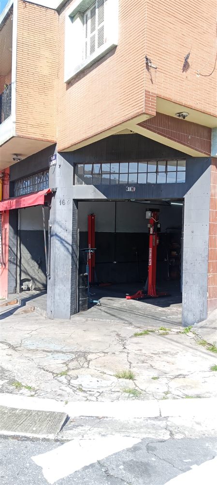 Entrada da JG Oficina Mecânica, com elevadores automotivos