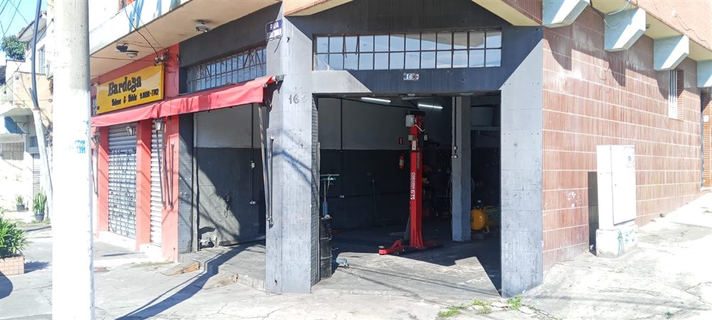 Fachada e área de serviço da JG Oficina Mecânica